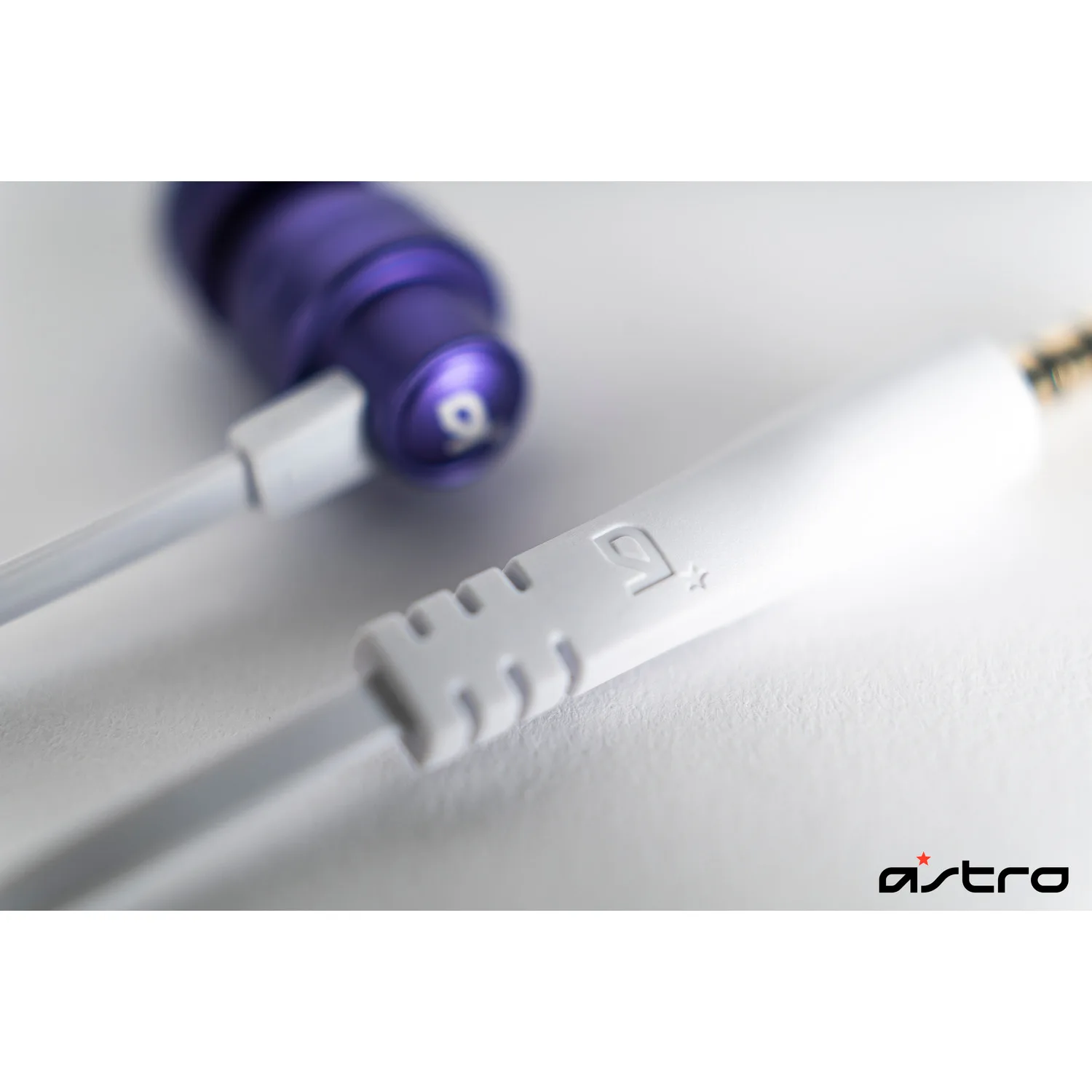 Auriculares In-Ear Logitech G Astro A03 Doble Driver con Micrófono y Cable Plano Blanco y Lila 939-001895